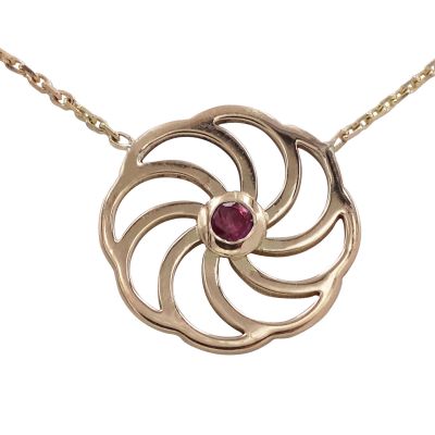 Collier en or 18 carats, symbole de l'infini arm�nien serti d'un rubis