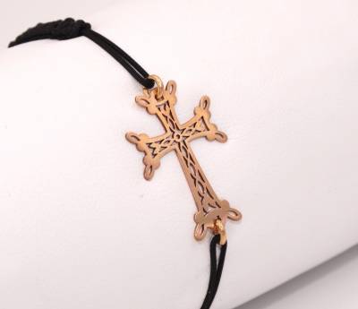 Bracelet Croix arménienne en or 18 carats, sur cordon noir. 1.43 gramme.
