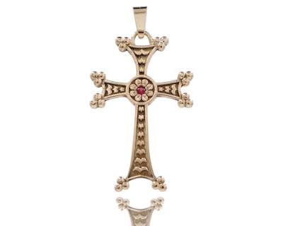 Croix Arm�nienne en or 18 carats, serti d'un rubis. 