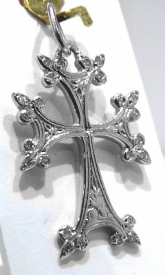Croix arm�nienne en or blanc 18 carats, et diamants. 