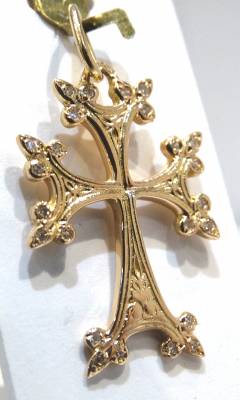 Modèle PRESTIGE ! Croix Arménienne en or (3.42 g ) avec 24 diamants de 0,01, soit 0.24 carat.  