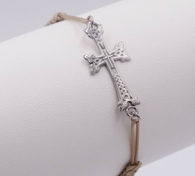 croix arménienne en or blanc 18K sur cordon beige