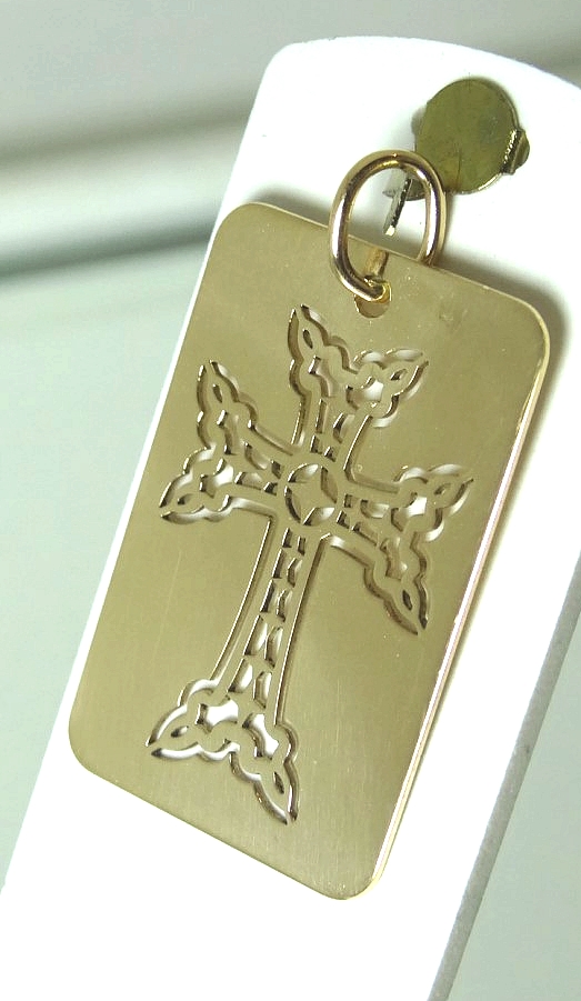 Plaque ajourée en forme de croix Arménienne. Or rose 18 carats. 