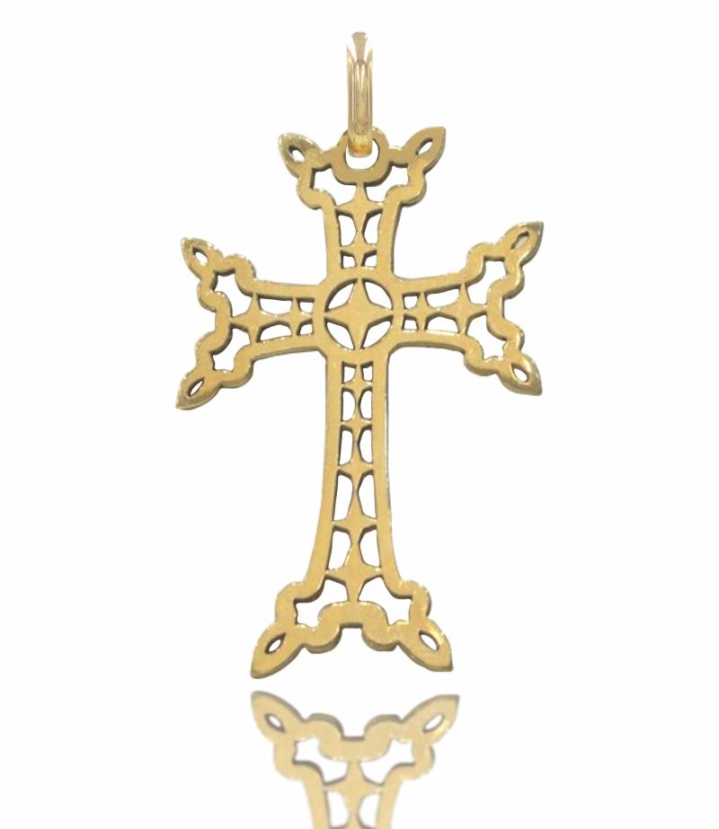 Croix Arménienne en or 18 carats, ajourée en forme d'étoile à quatre branches, petit modèle, 0.60 gramme.