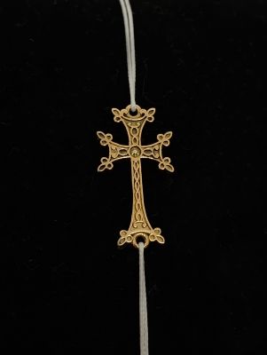 Croix Arménienne, en or 18 carats, montée sur cordon.