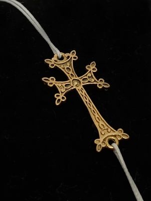 Croix Arménienne, en or 18 carats, montée sur cordon.