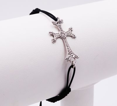 Bracelet cordon noir, croix classique en or blanc 18K