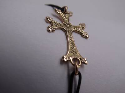 Croix arménienne sur bracelet cordon noir tressé avec deux perles en or 750 millième, 18 carats, 1.8 grammes.