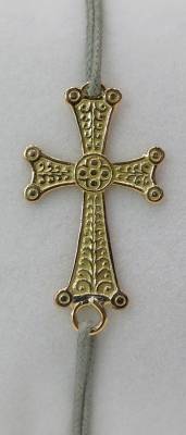 Bracelet cordon gris, croix arménienne en or rose 18 carats. 