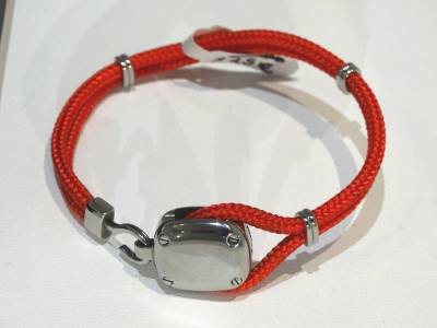 Bracelet Albanu en acier et cordon rouge. 