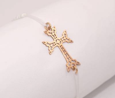 Bracelet Croix Arménienne ajourée en or 18 carats, sur codon tressé blanc