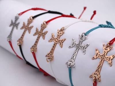 Bracelet Croix Arménienne ajourée en or 18 carats, sur codon tressé blanc