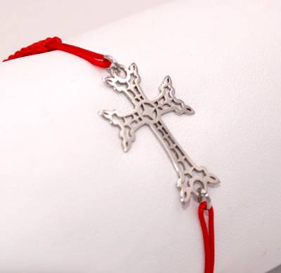 Bracelet Croix Arménienne ajourée en or 18 carats, sur codon tressé rouge 1.19 gramme.