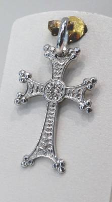 Croix arménienne en or blanc serti diamant. 
