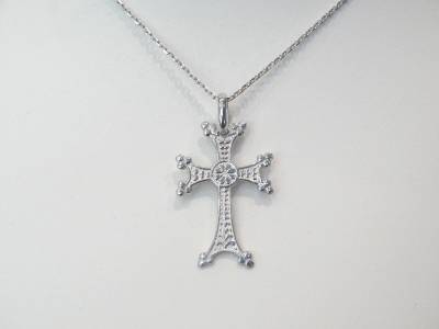 Croix arménienne et chaîne en or blanc.